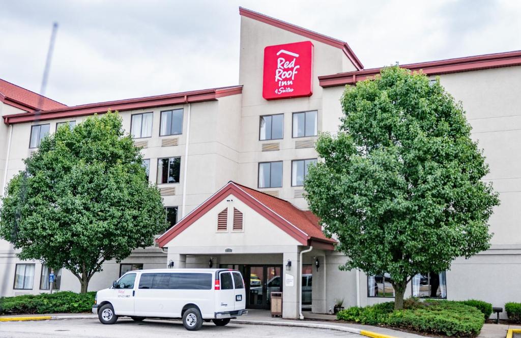 Red Roof Inn & Suites Indianapolis Airport Main image 1